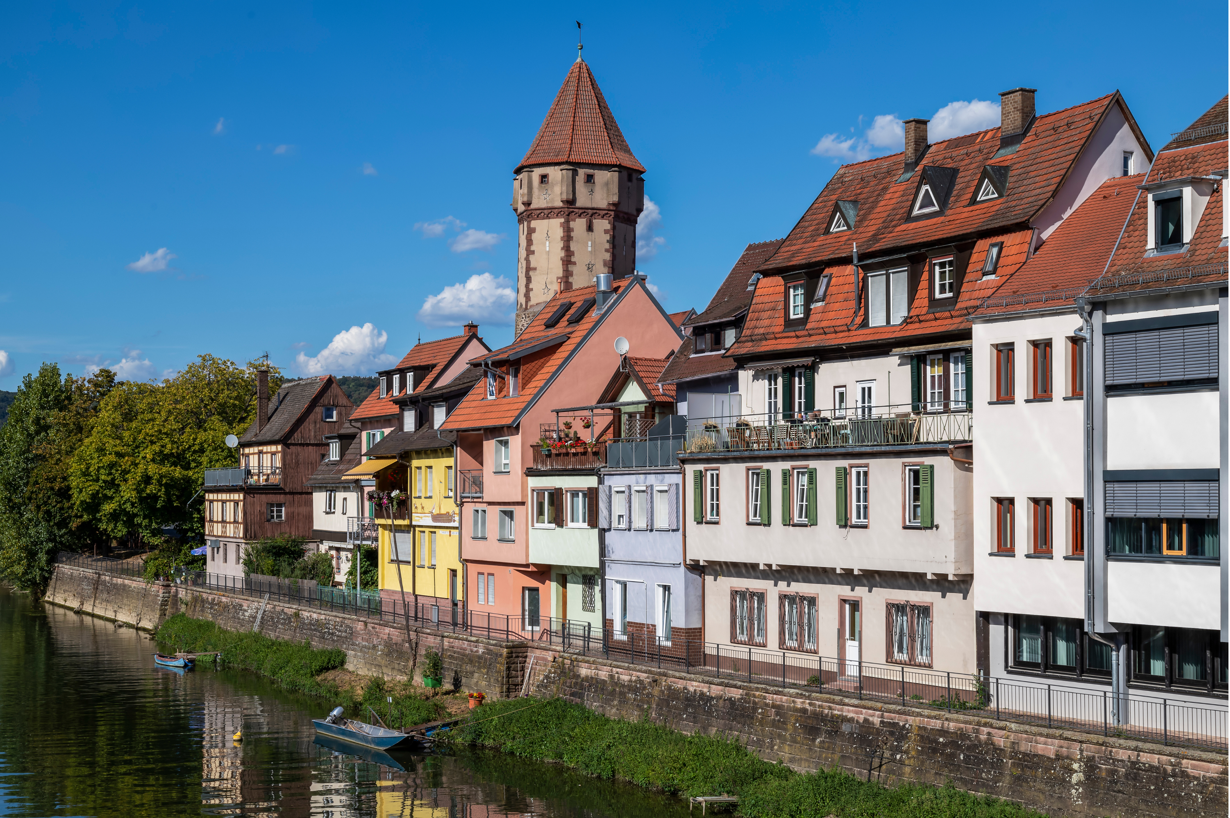 Bilden visar några hus i staden Wertheim som ligger intill floden Main.