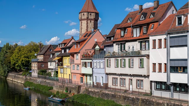 Bilden visar några hus i staden Wertheim som ligger intill floden Main.