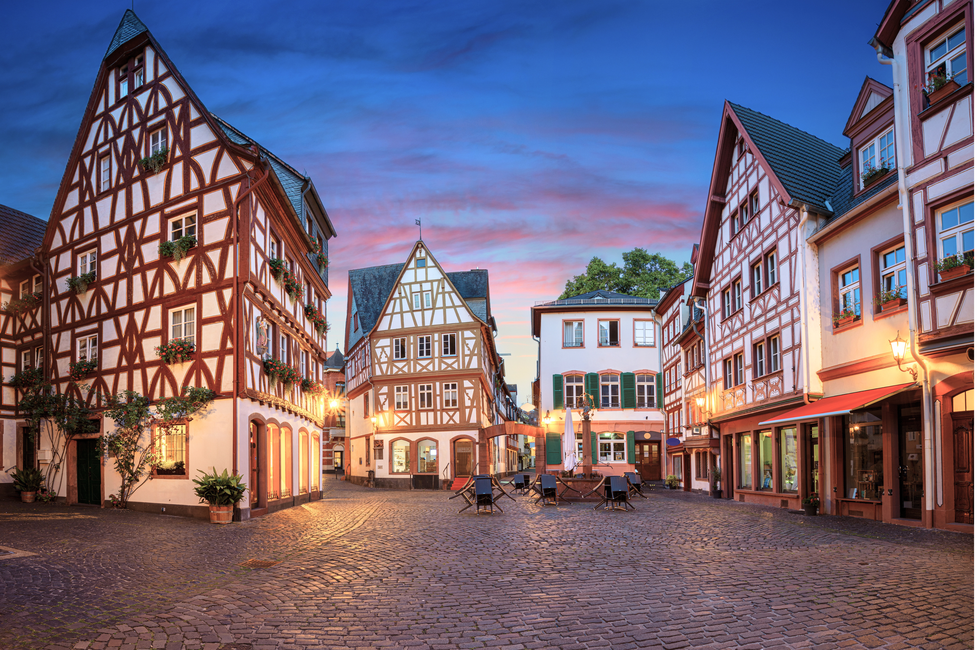 Bilden visar några korsvirkeshus som finns i staden Mainz i Tyskland.