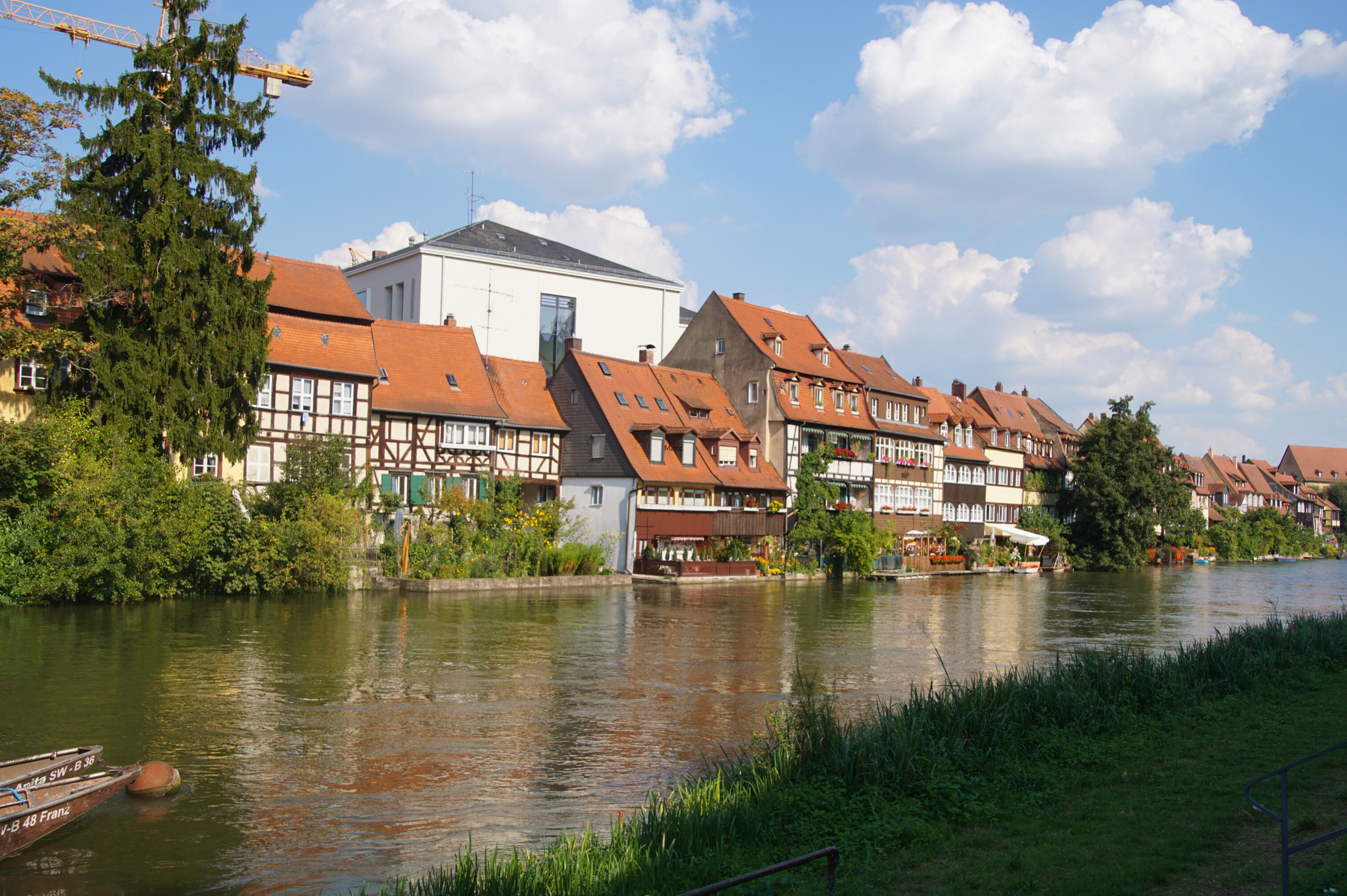 Bilden visar flera korsvirkehus som ligger intill floden Main.