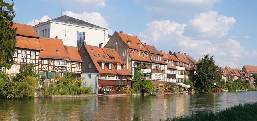 Bilden visar flera korsvirkehus som ligger intill floden Main.