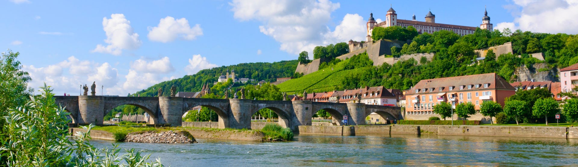 Bilden visar vackra floden Main som rinner genom en stad i Tyskland. Upplev en sagolik flodkryssning på Main.