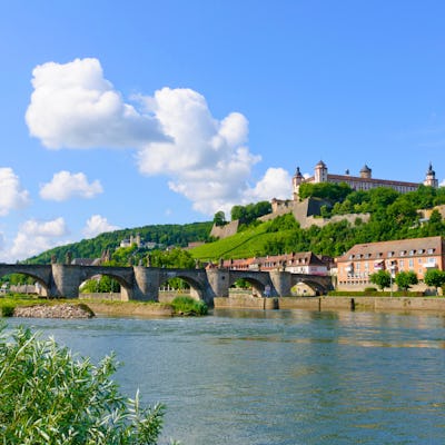 Bilden visar vackra floden Main som rinner genom en stad i Tyskland. Upplev en sagolik flodkryssning på Main.
