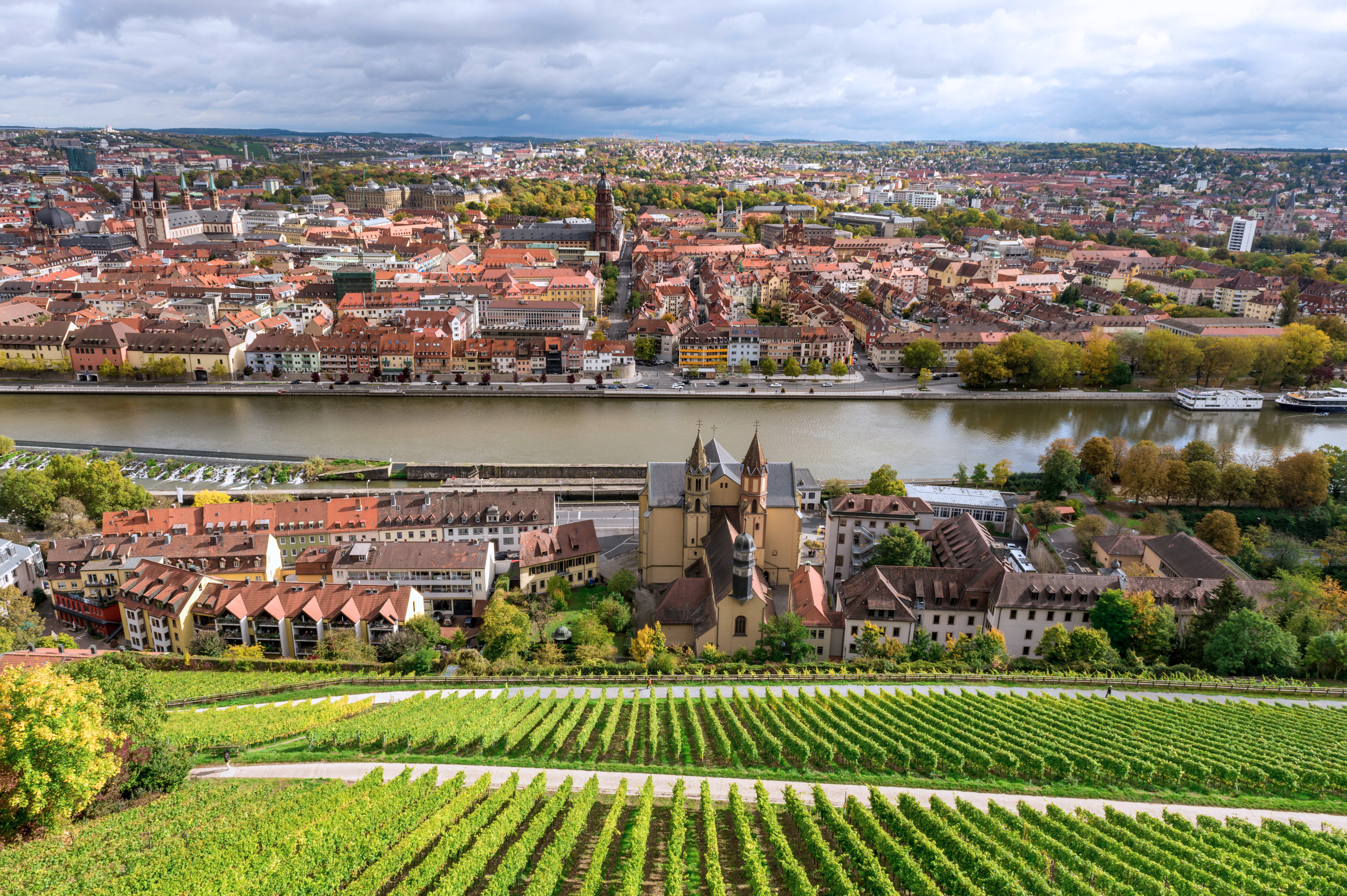 Bilden visar staden Würzburg med floden Main som går genom.
