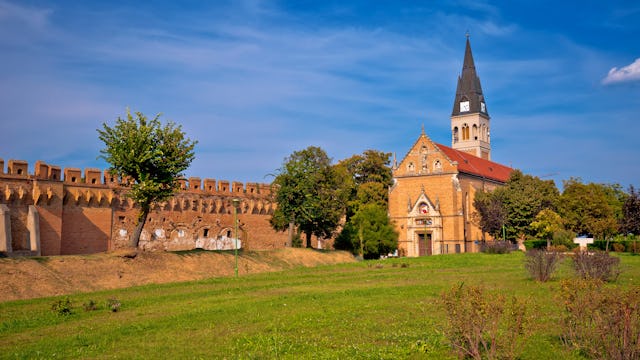 Bilden visar en medeltida försvarsmur och kyrka vid staden Ilok i Kroatien.