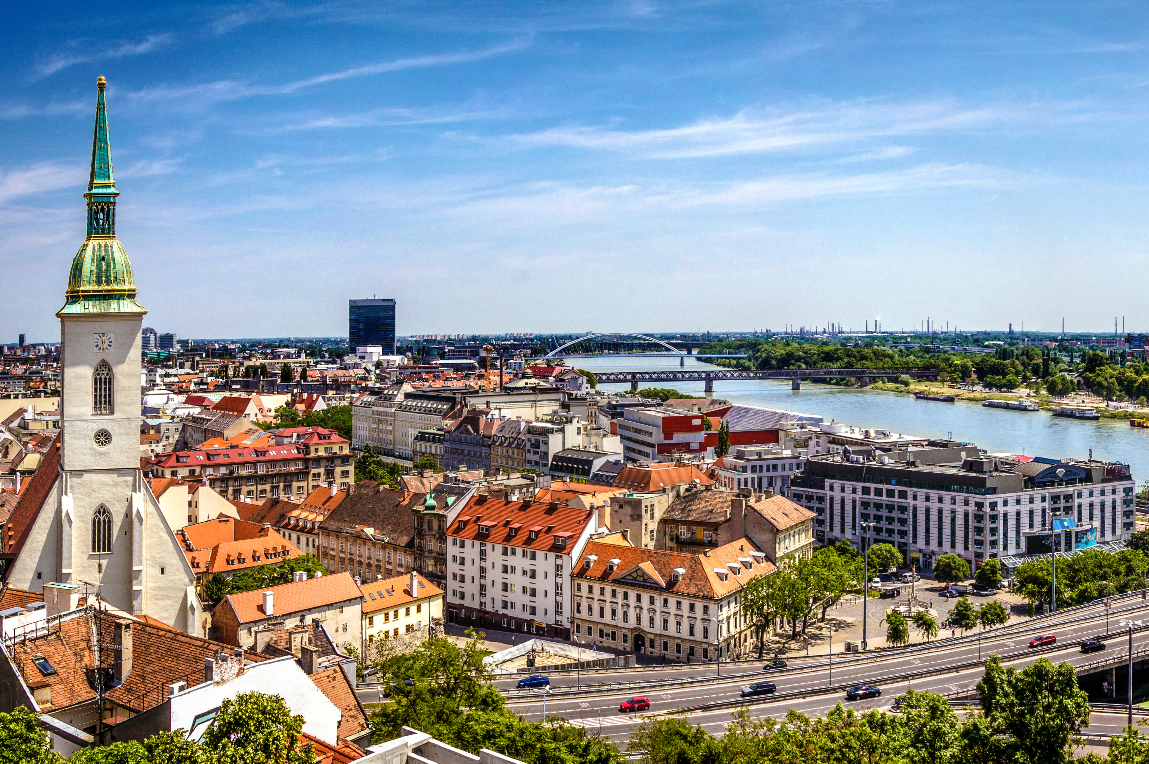Bilden visar Slovakiens huvudstad Bratislava med floden Donau som rinner genom.
