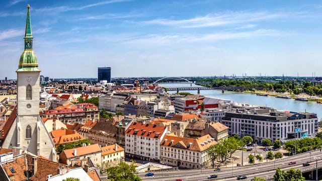 Bilden visar Slovakiens huvudstad Bratislava med floden Donau som rinner genom.