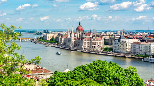 Bilden visar Ungerns huvudstad Budapest och dess parlamentsbyggnad.