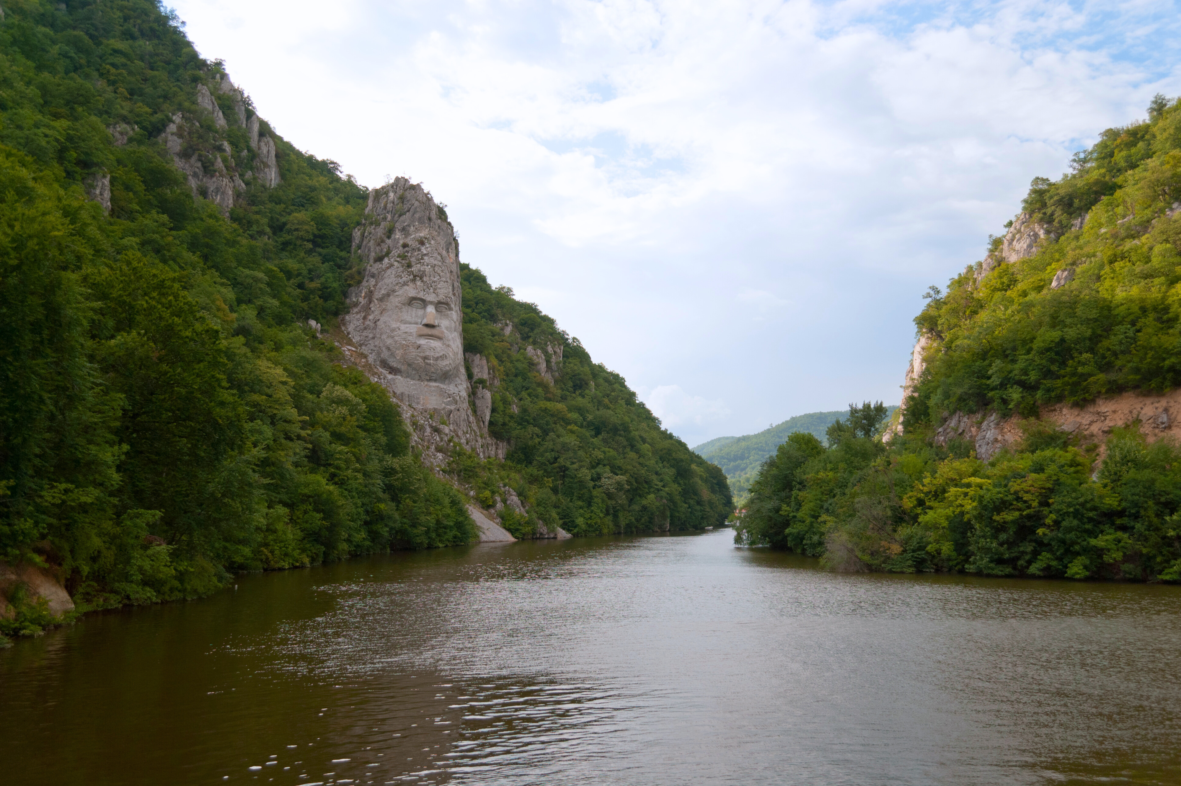 Bilden visar en passage av Donau på gränsen mellan Rumänien och Serbien med monumentet Decebalus.