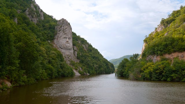 Bilden visar en passage av Donau på gränsen mellan Rumänien och Serbien med monumentet Decebalus.