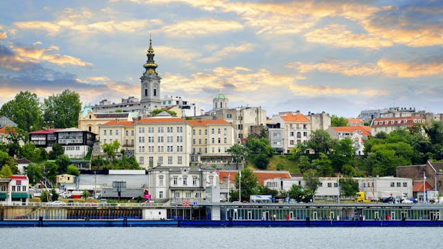 Bilden visar Serbiens huvudstad Belgrad med floden Donau som rinner genom.