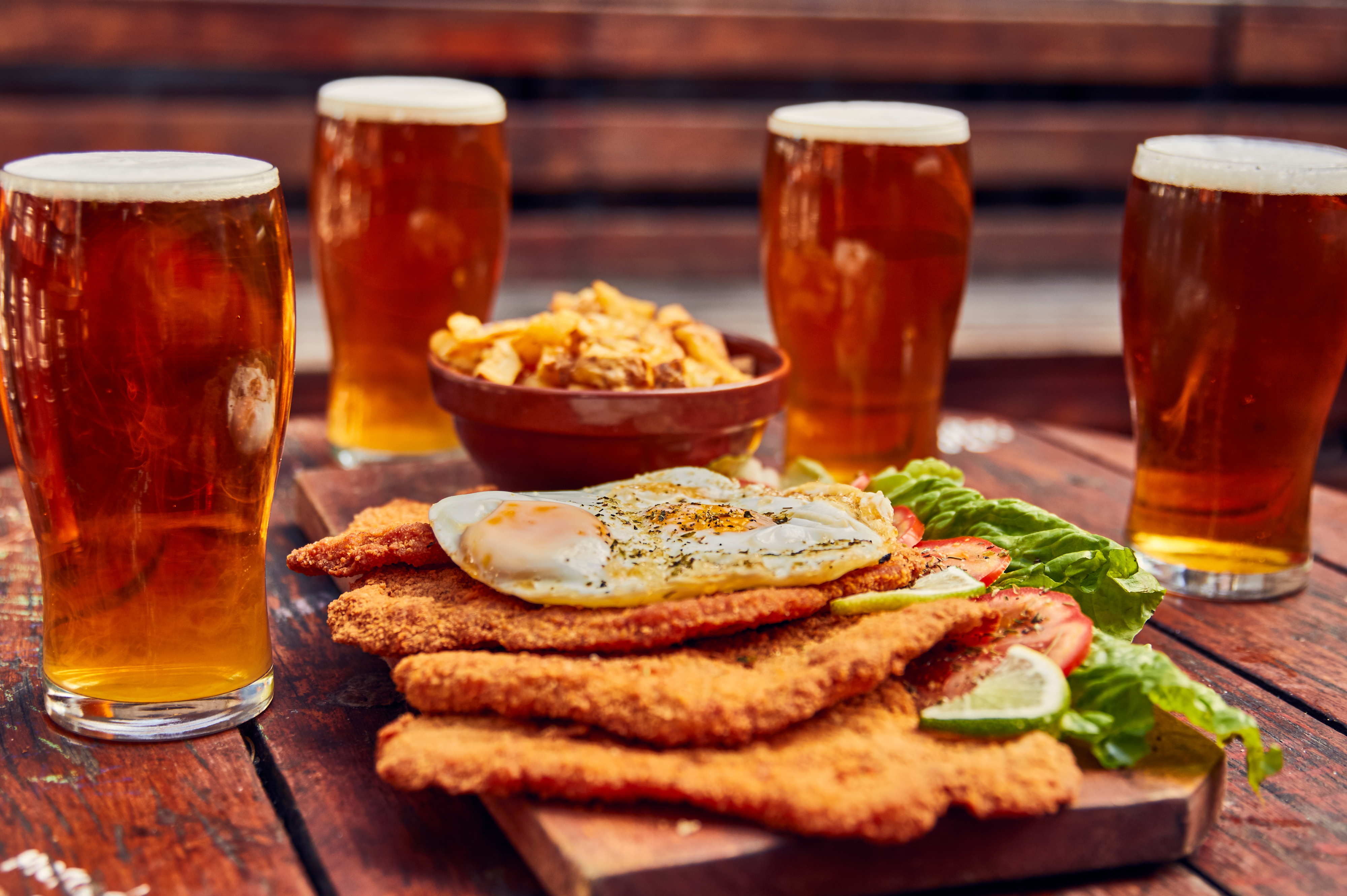 Bilden visar en god Schnitzel med öl.