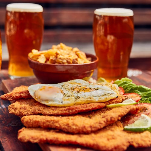 Bilden visar en god Schnitzel med öl.