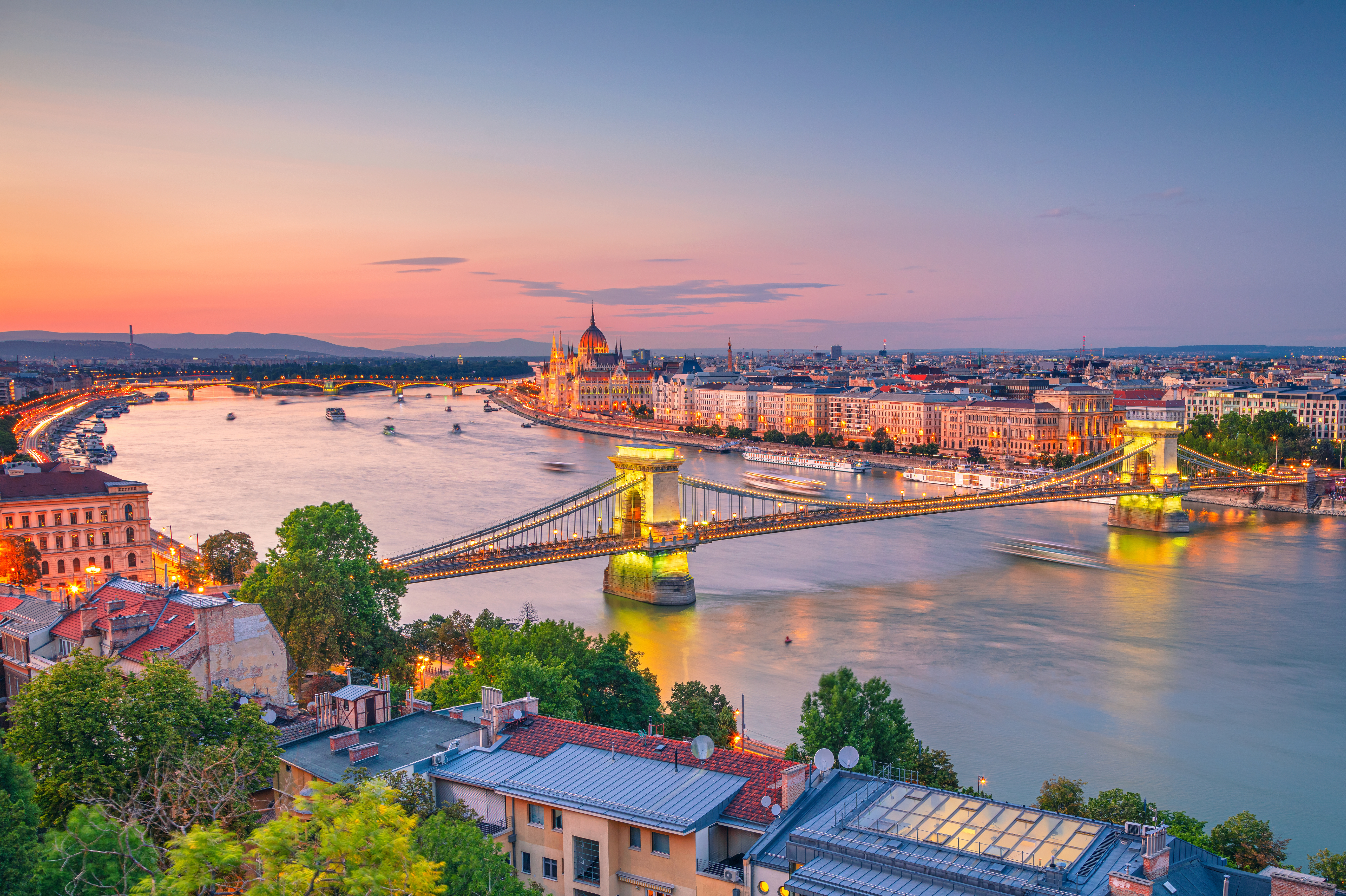 Bilden visar floden Donau som rinner genom Budapest. Upplev en fantastisk och varierande flodkryssning på Donau.