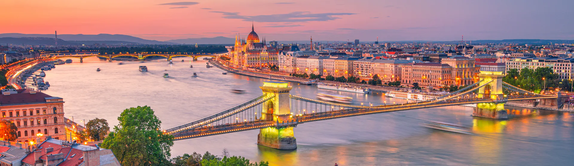 Bilden visar floden Donau som rinner genom Budapest. Upplev en fantastisk och varierande flodkryssning på Donau.