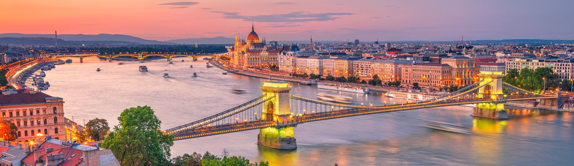 Bilden visar floden Donau som rinner genom Budapest. Upplev en fantastisk och varierande flodkryssning på Donau.