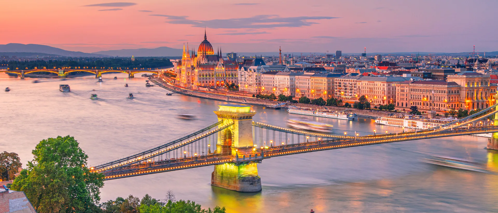 Bilden visar floden Donau som rinner genom Budapest. Upplev en fantastisk och varierande flodkryssning på Donau.