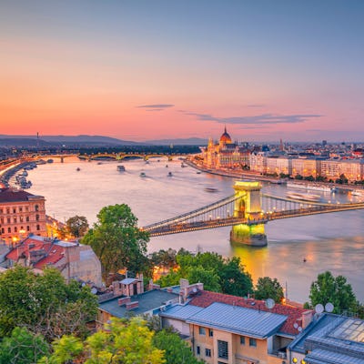 Bilden visar floden Donau som rinner genom Budapest. Upplev en fantastisk och varierande flodkryssning på Donau.