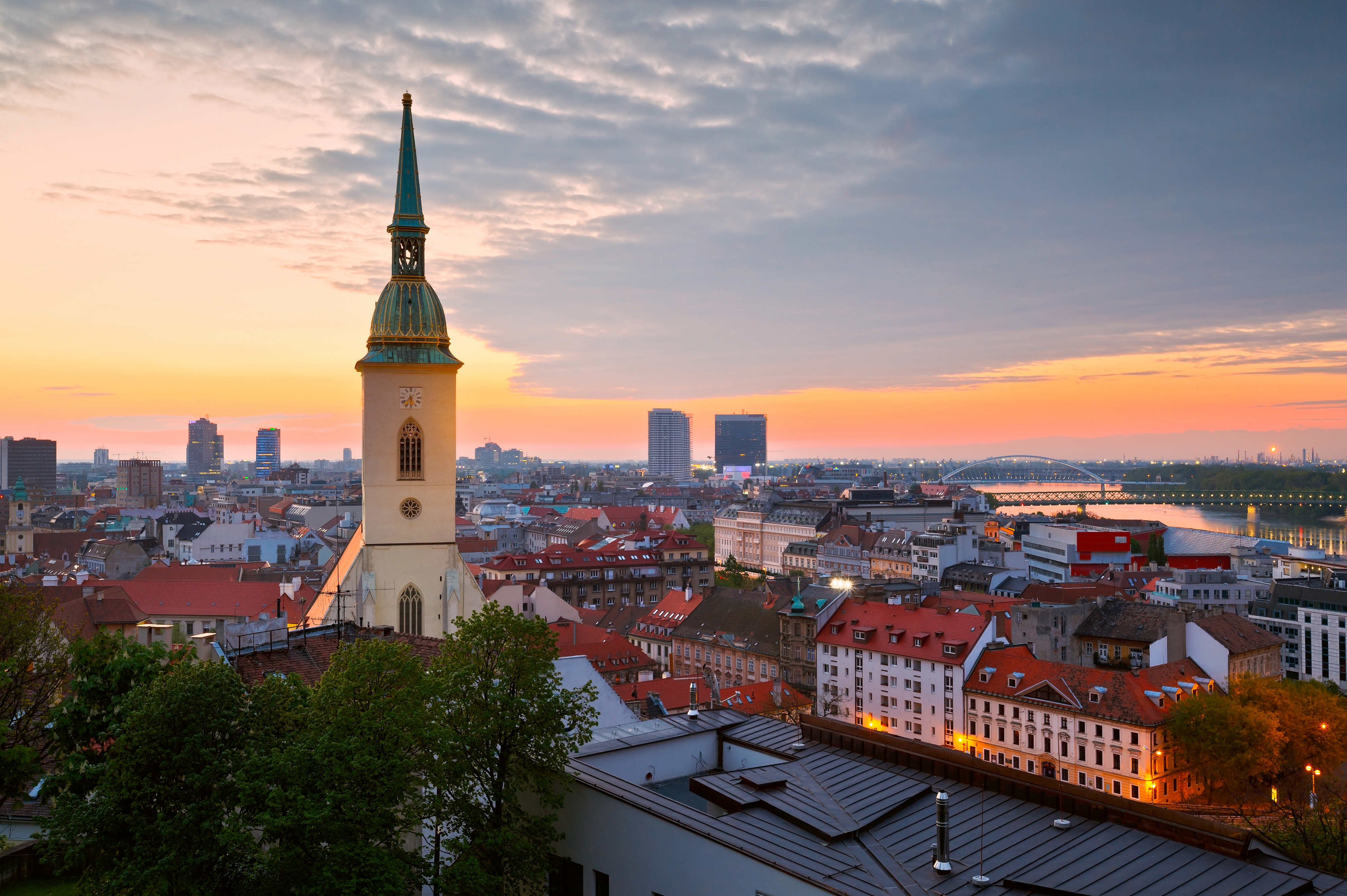 Bilden visar huvudstaden Slovakiens huvudstad Bratislava som är en av fyra huvudstäder du kan uppleva på en flodkryssning på Donau.