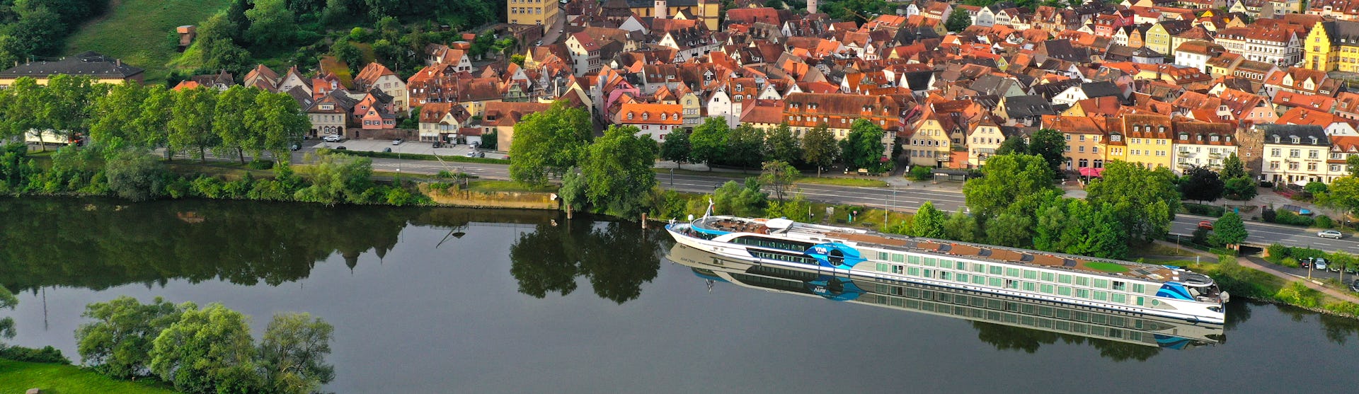 Flodkryssning Europa. Bilden visar flodkryssningsfartyget Viva Tiara som åker på floden Main med staden Wertheim i bakgrunden.