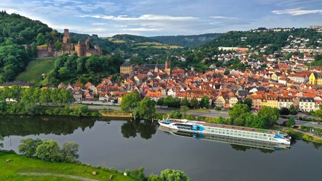 Flodkryssning Europa. Bilden visar flodkryssningsfartyget Viva Tiara som åker på floden Main med staden Wertheim i bakgrunden.