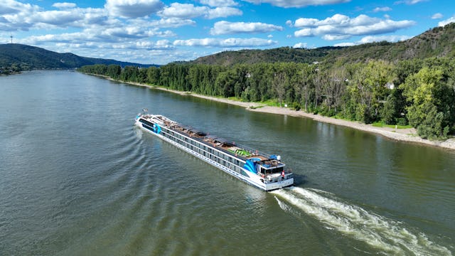 Bilden visar fartyget Viva One som åker på en flod.