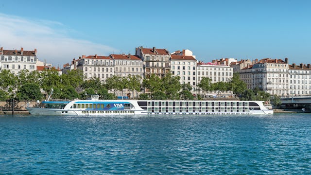 Bilden visar fartyget Viva Voyage som åker på en flod.