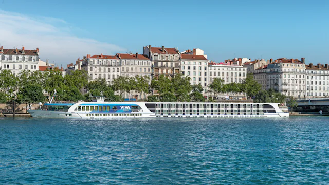 Bilden visar fartyget Viva Voyage som åker på en flod.
