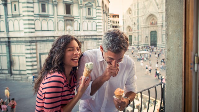 Bilden visar ett par som äter glass i Florence.