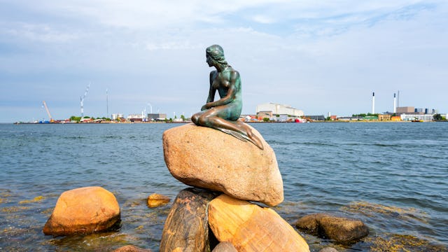Bilden visar lilla Sjöjungfrun i Köpenhamn.