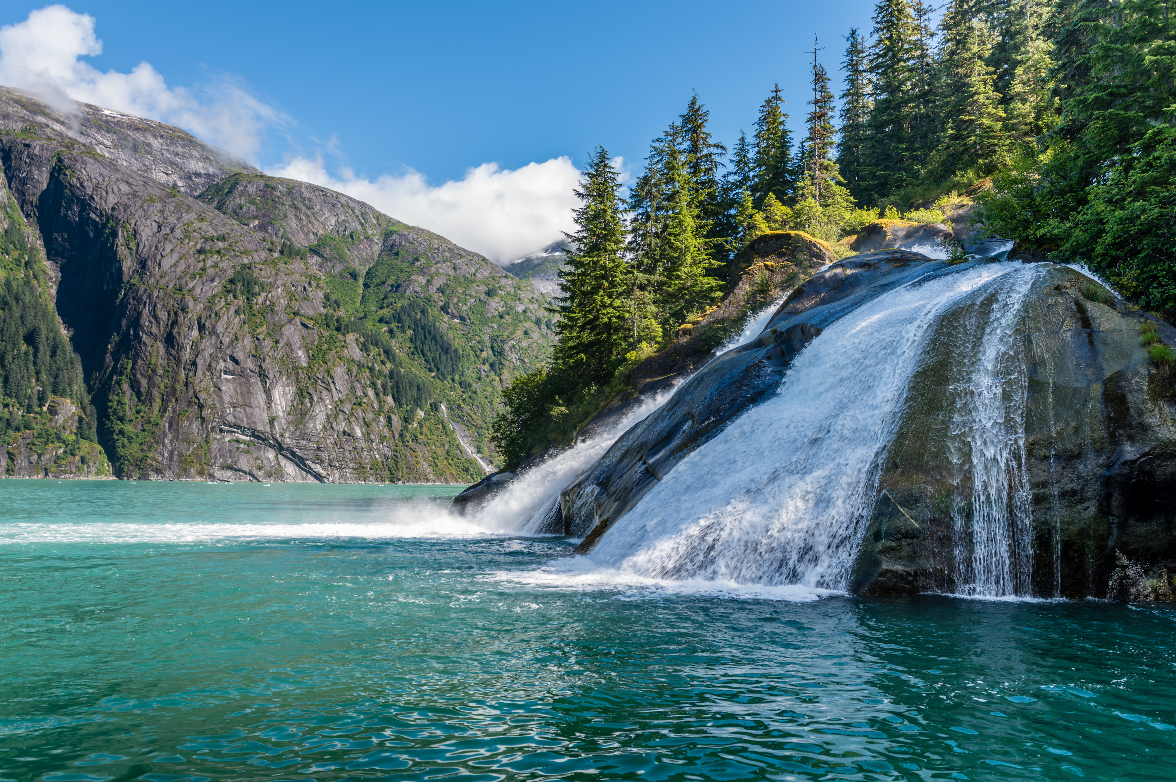 Bilden visar ett vattenfall vid Tracy Arm fjord i Alaska.