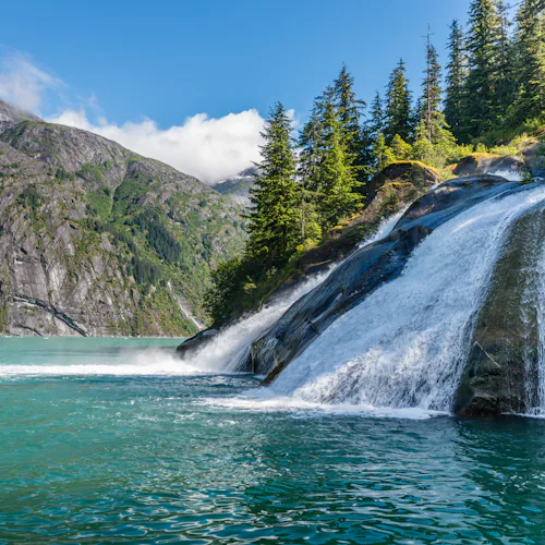 Bilden visar ett vattenfall vid Tracy Arm fjord i Alaska.