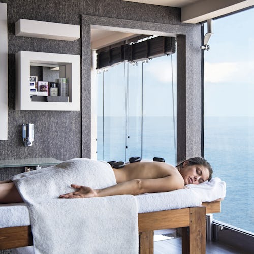 Bilden visar en person som ska få massage ombord ett MSC Cruises fartyg.