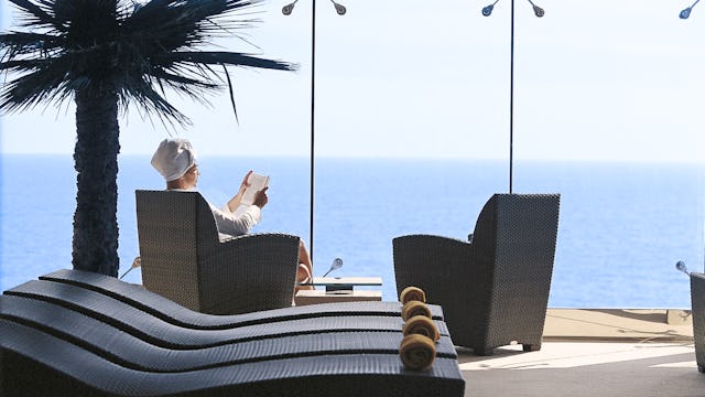 Bilden visar en person som slappnar av i Aurea Spa ombord ett av MSC Cruises fartyg.