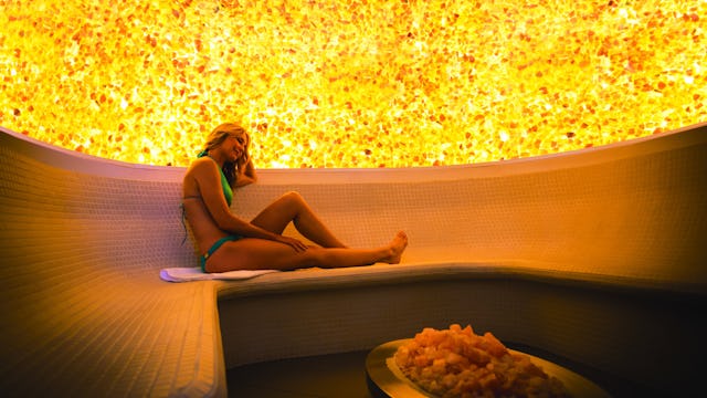 Bilden visar en person som slappnar av i saltrummet inne i Mandara Spa ombord ett av Norwegian Cruise Lines fartyg.