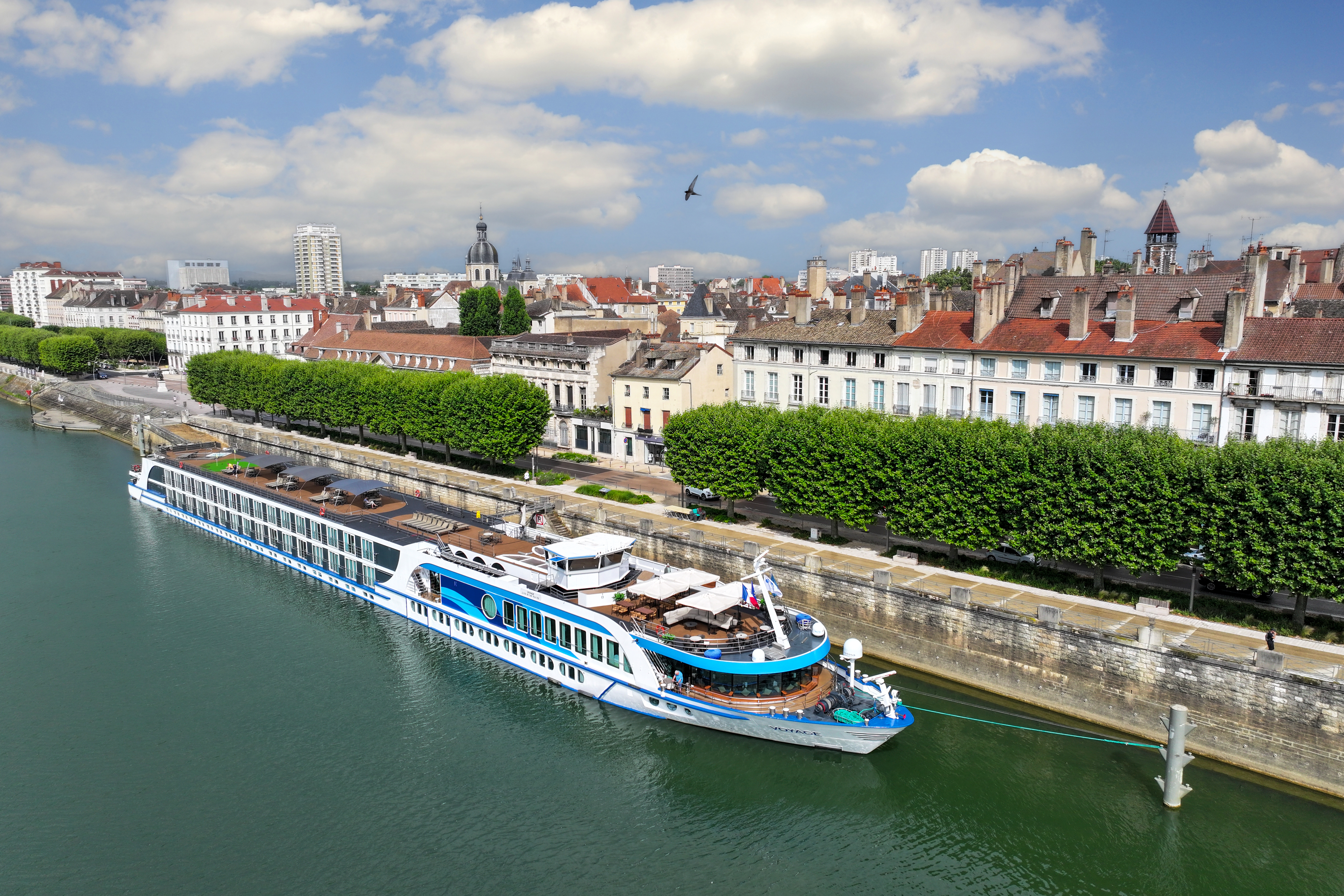 Bilden visar Viva Voyage som ligger i kaj i Charlon-sur-Saône på floden Saône.