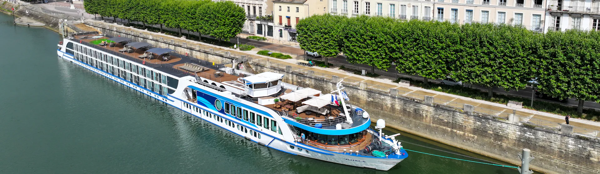 Bilden visar Viva Voyage som ligger i kaj i Charlon-sur-Saône på floden Saône.