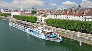 Bilden visar Viva Voyage som ligger i kaj i Charlon-sur-Saône på floden Saône.