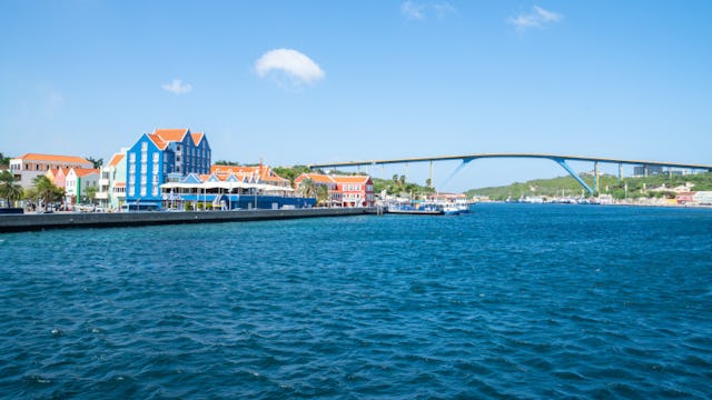 Bilden visar Curacao i Karibien och Queen Emma Bridge.