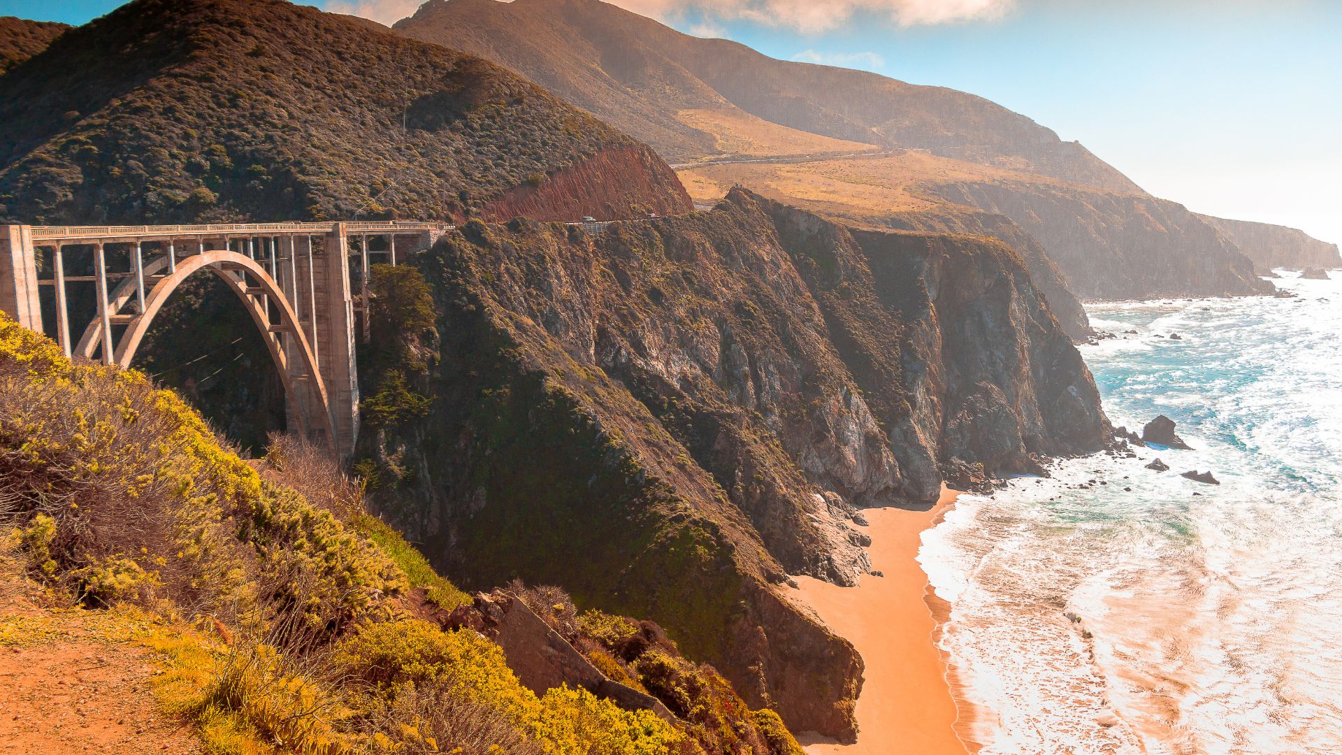 Bilden visar kuststräckan utanför Los Angeles - Pacific Coast Highway