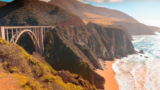 Bilden visar kuststräckan utanför Los Angeles - Pacific Coast Highway