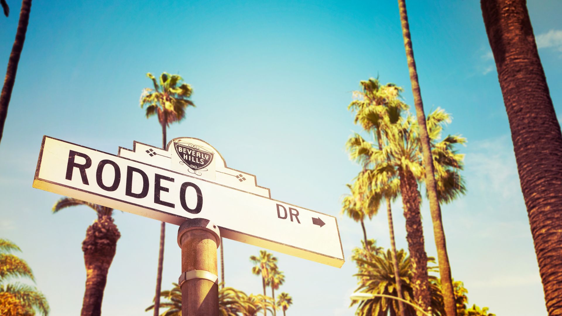 Bilden visar gatuskylten som säger Rodeo Drive i Beverly Hills, Los Angeles