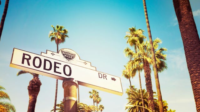 Bilden visar gatuskylten som säger Rodeo Drive i Beverly Hills, Los Angeles