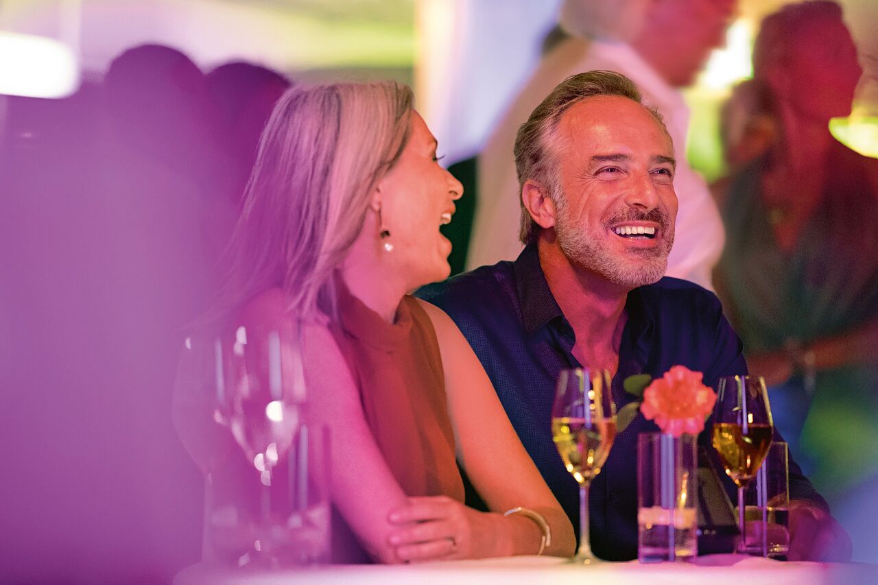 Par som skrattar med champagne i glasen på Hapag-Lloyd