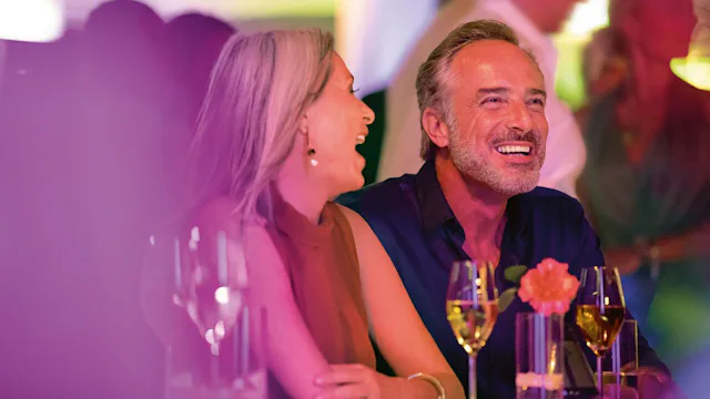 Par som skrattar med champagne i glasen på Hapag-Lloyd