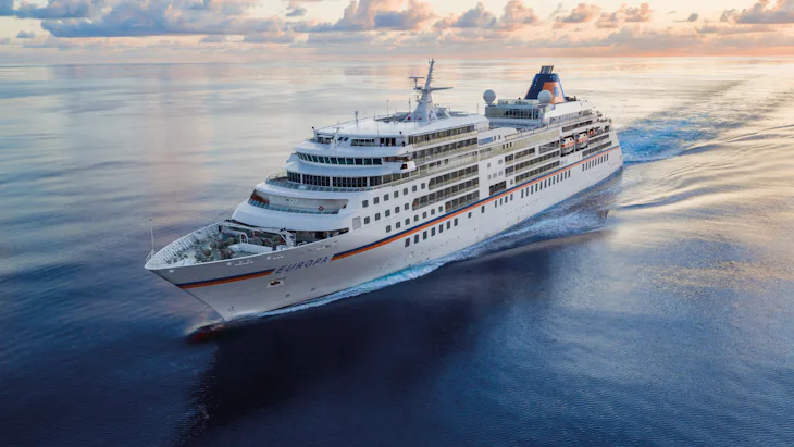 Bilden visar Hapag-Lloyds fartyg Europa till havs i solnedgången