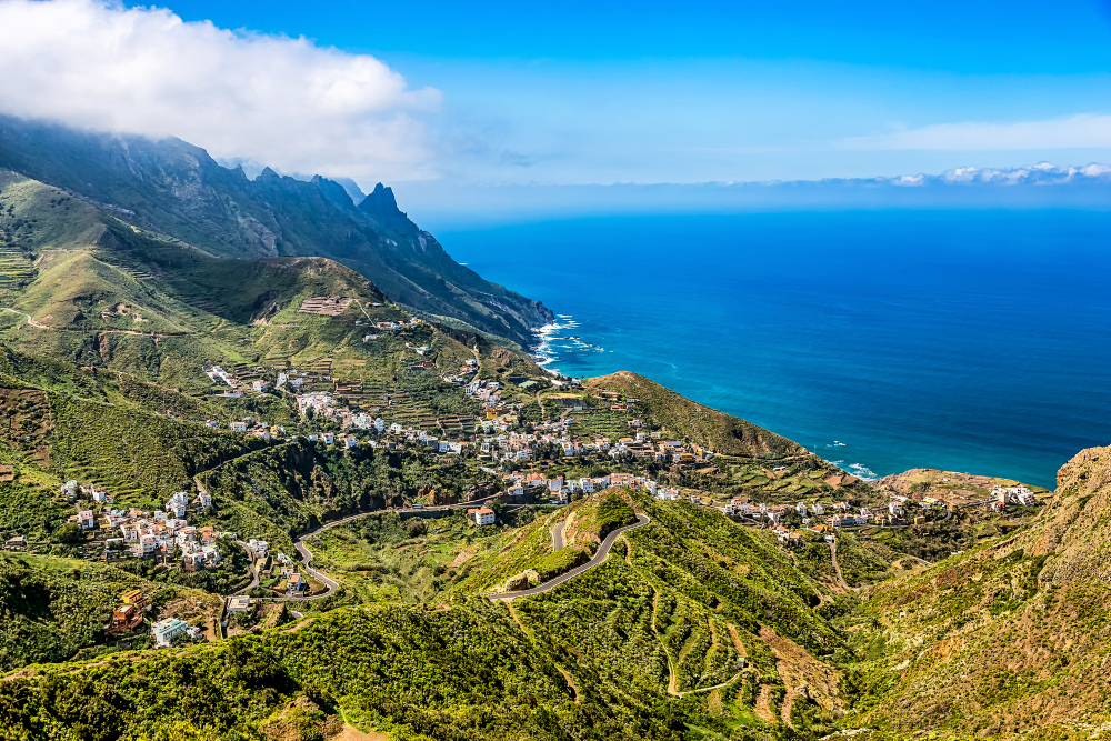 Bild tagen från ett berg på Teneriffa. Nedan ser man en lummig dal som möter havet
