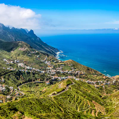Bild tagen från ett berg på Teneriffa. Nedan ser man en lummig dal som möter havet