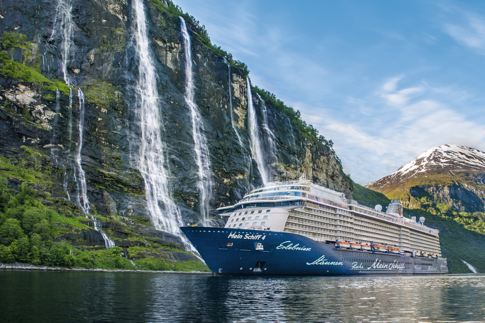 Fartygsbild på Mein Schiff 4 med berg i bakgrunden