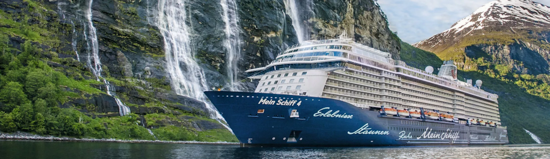 Fartygsbild på Mein Schiff 4 med berg i bakgrunden